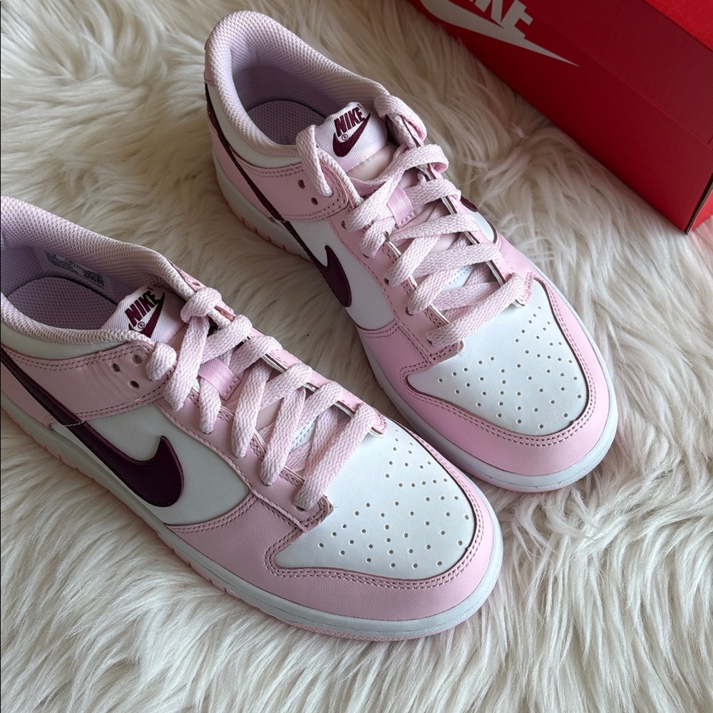 Nike dunk low sneakers fits women 7-7.5